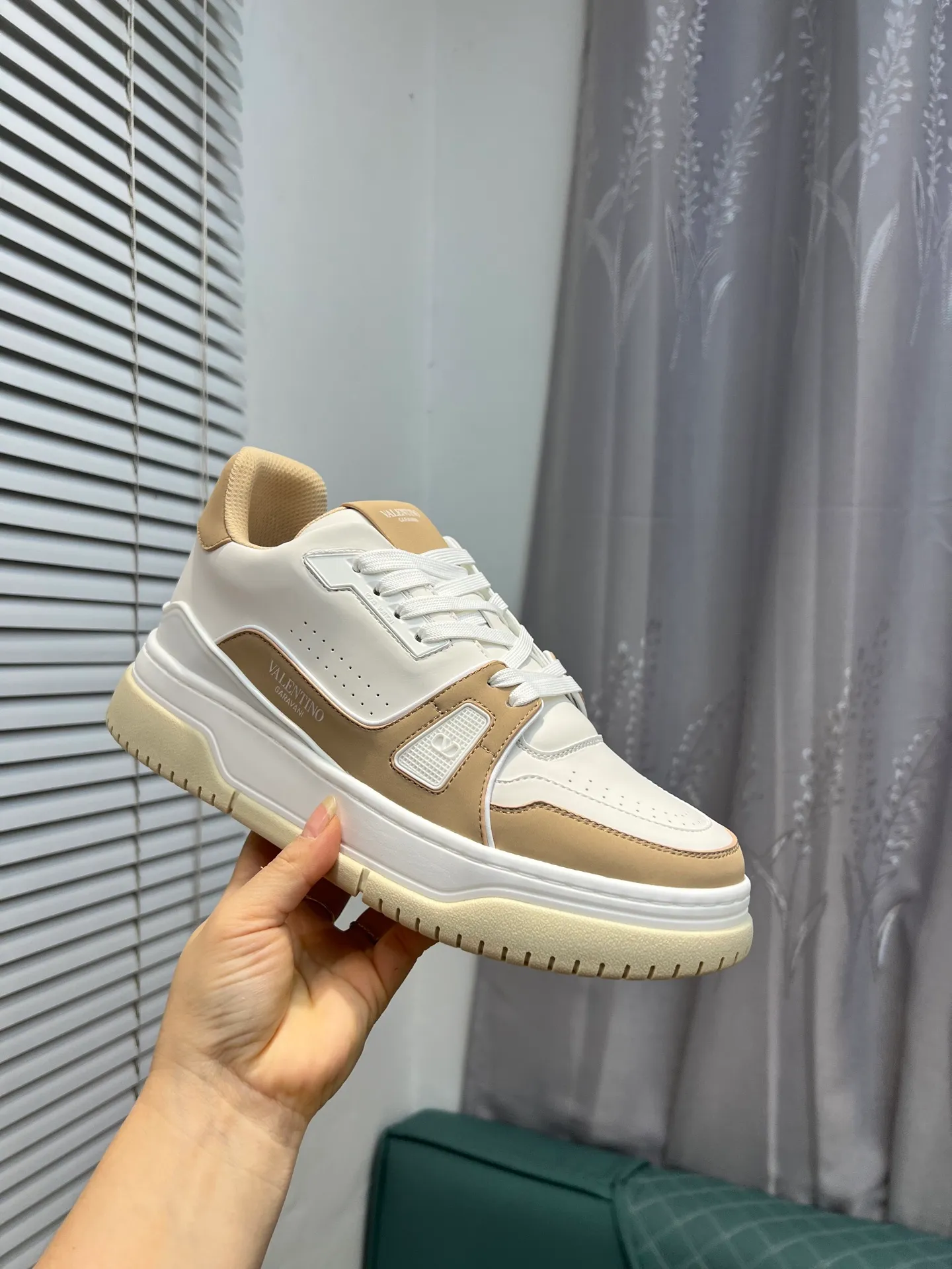 Men's Men's Shoes 💰660 Valentino 2023 early autumn new star shoes are now online! Wang Hedi and Ren Jialun have been worn by many celebrities. Who can refuse the same couple shoes as Wang Hedi! The design of Stars Stab My Heart is cool and spicy. The material of the shoes is cowhide, and every color is beautiful! Size 35-40, men’s size 39-44 (women’s 41, men’s 38, 45🉑️customized)